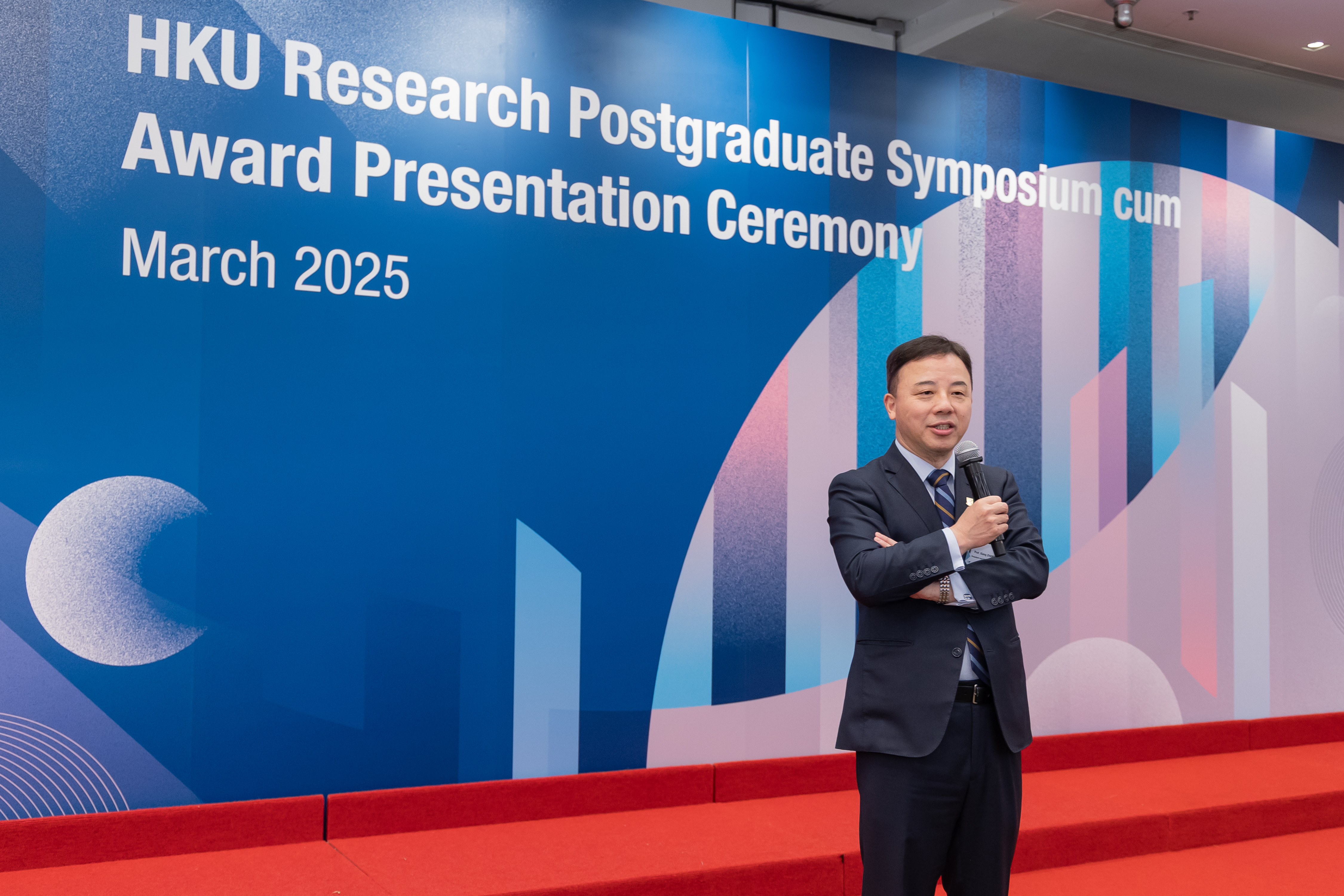 Professor Xiang Zhang, President and Vice-Chancellor, encouraging the HKU research community.