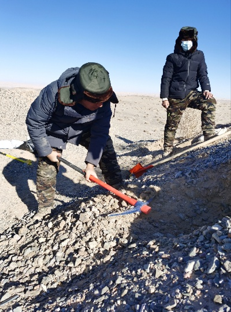 Professor Li’s group conducting a field trip in the Tibetan Plateau.