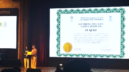 Dr Si Qiao receiving the 2026 IGU Young and Early Career Award in Geography.