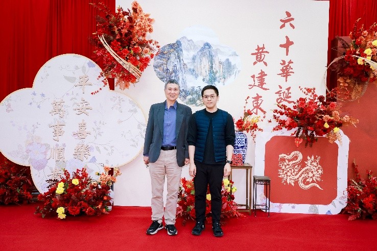 ​ Dr Qiubin Lin (right) and his PhD supervisor Professor Jiandong Huang (left).